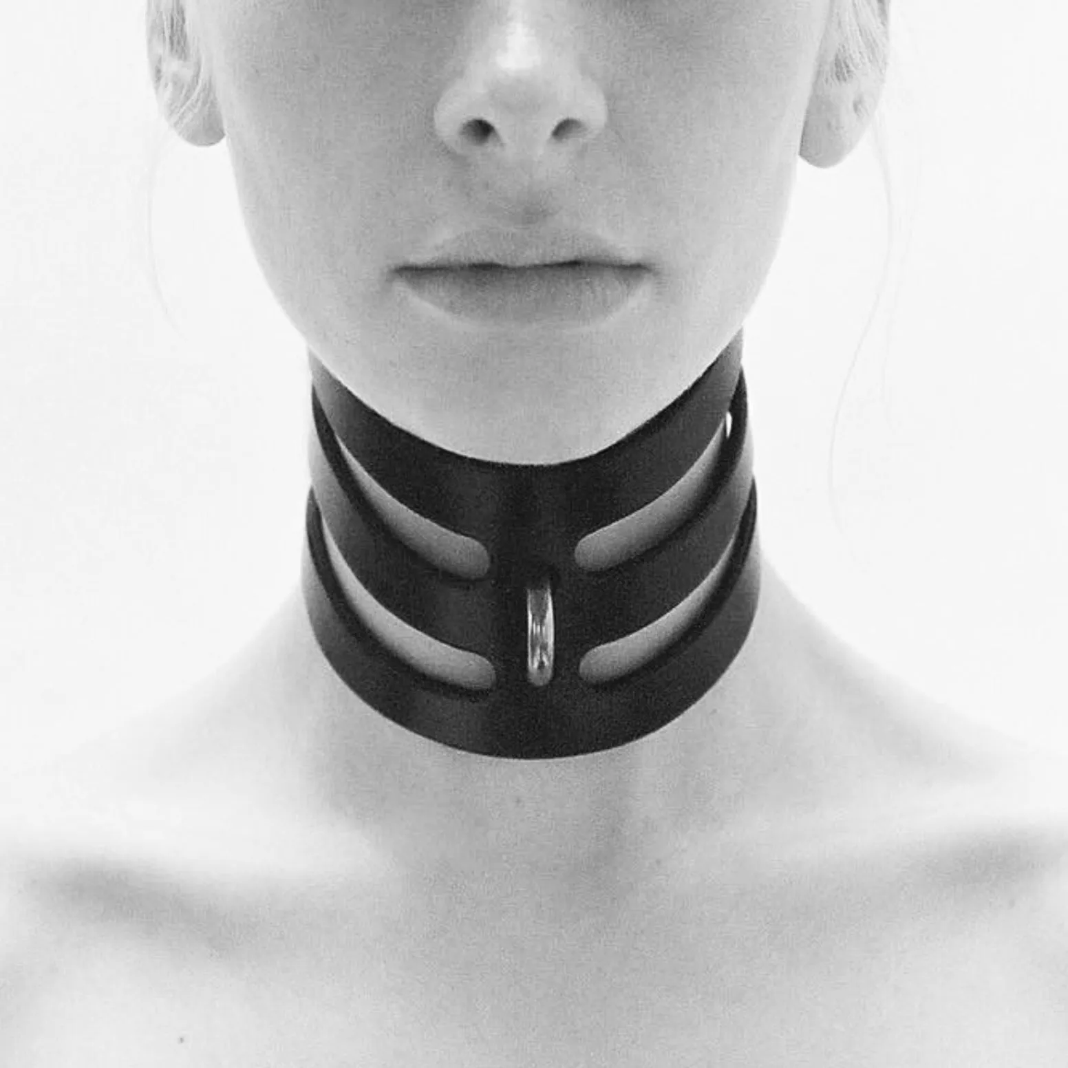 CUT OUT POSTURE COLLAR
